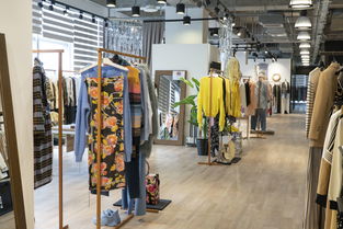 花語與星光的交織 當(dāng)鮮花燭臺遇上占星術(shù)，服裝零售陳列中的身心漫游之旅