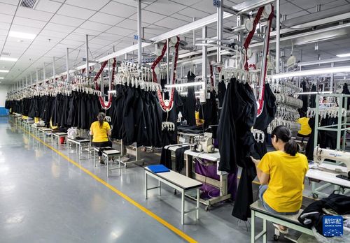 新華全媒+丨從家庭作坊到現(xiàn)代化工廠 從鄉(xiāng)鎮(zhèn)企業(yè)到國際知名企業(yè)——探訪福建晉江民營服裝服飾零售業(yè)的蝶變之路